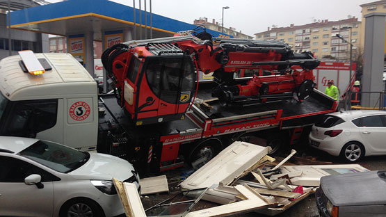 Freni boşalan kamyon 8 araca çarptı: 6 yaralı