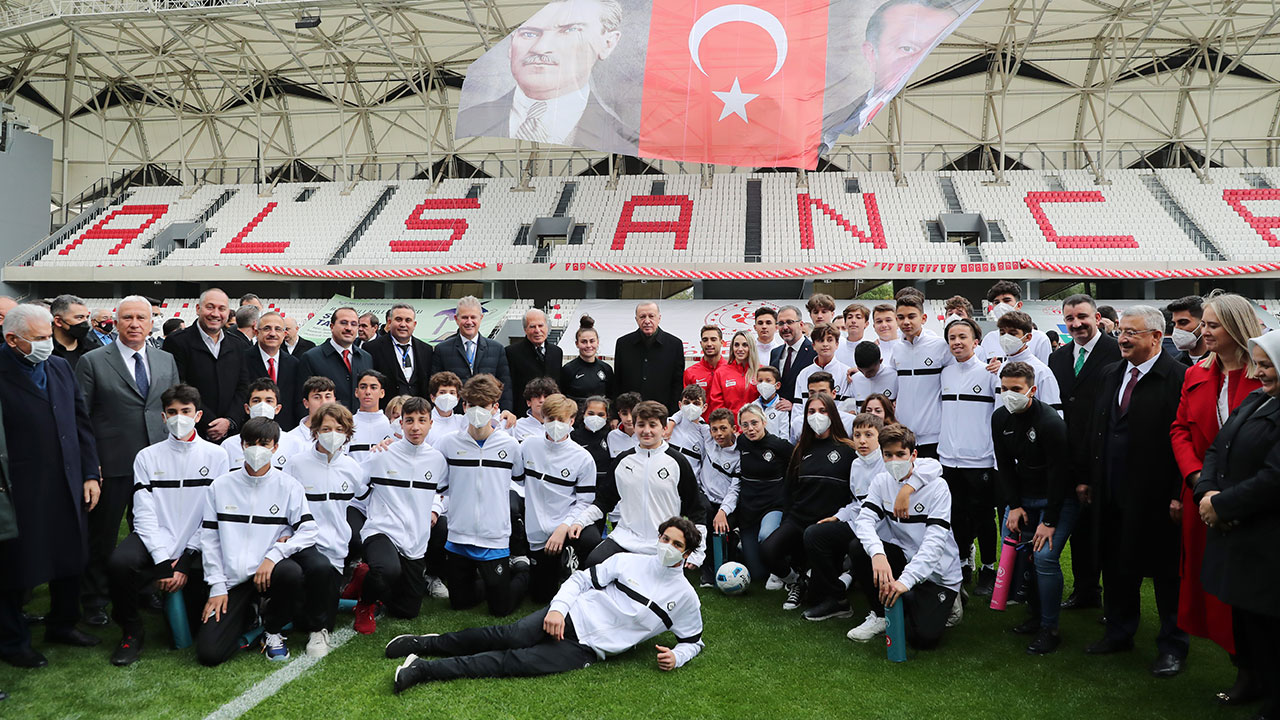 Açılışını Erdoğan yaptı: Alsancak Stadyumu'nun ismi belli oldu Açılışını Erdoğan yaptı: Alsancak Stadyumu'nun ismi belli oldu