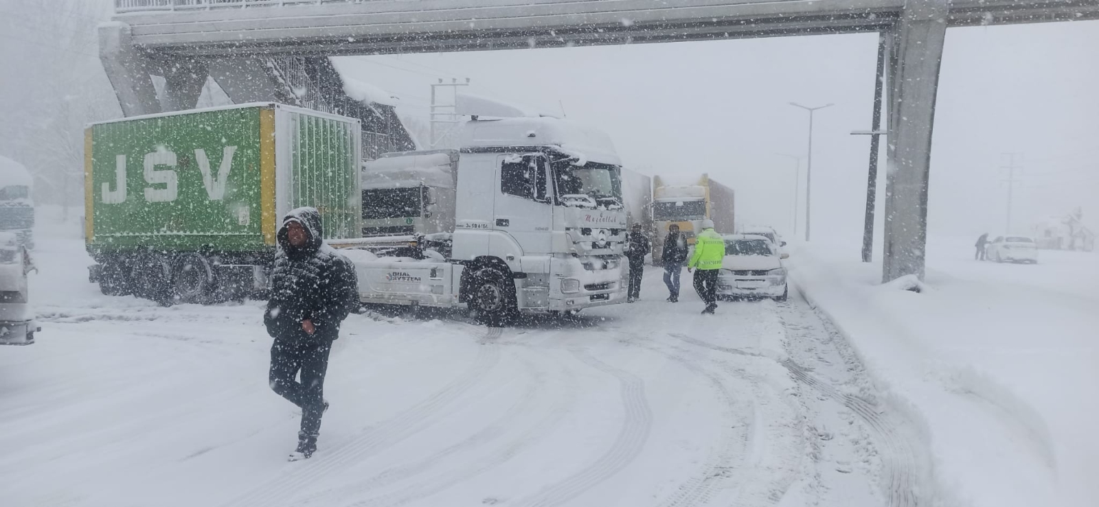 Bolu Dağında yoğun kar yağışı sürüyor! Ağır tonajlı araçların geçişine izin verilmiyor