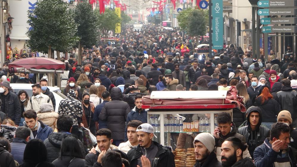 İstanbullular güzel havada İstiklal Caddesi'ne akın etti