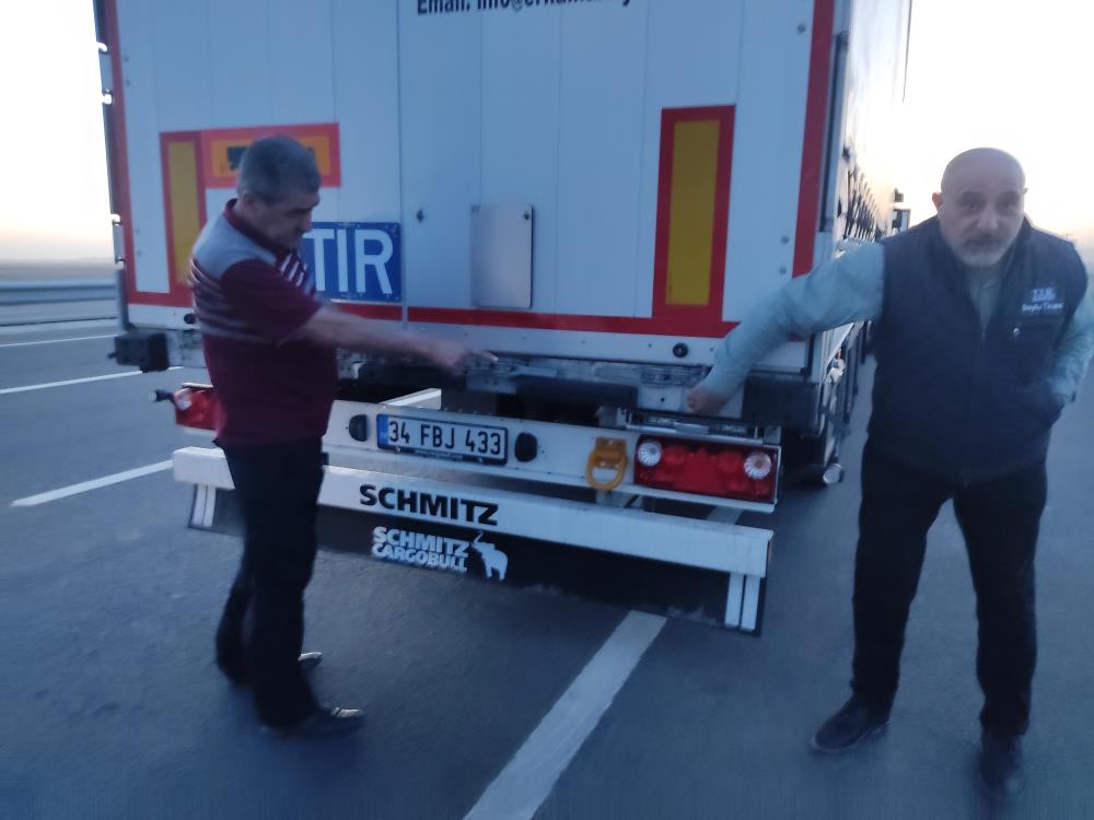 5 kilometrelik kuyrukta kimi mülteci nöbeti tutuyor, kimi iftar açıyor