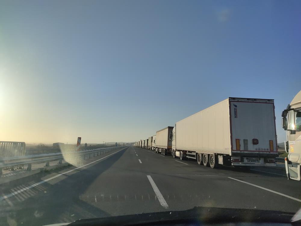 5 kilometrelik kuyrukta kimi mülteci nöbeti tutuyor, kimi iftar açıyor