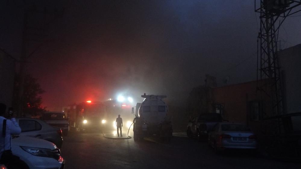 Hırdavatçı dükkanında çıkan yangın saatler sonra kontrol altına alındı