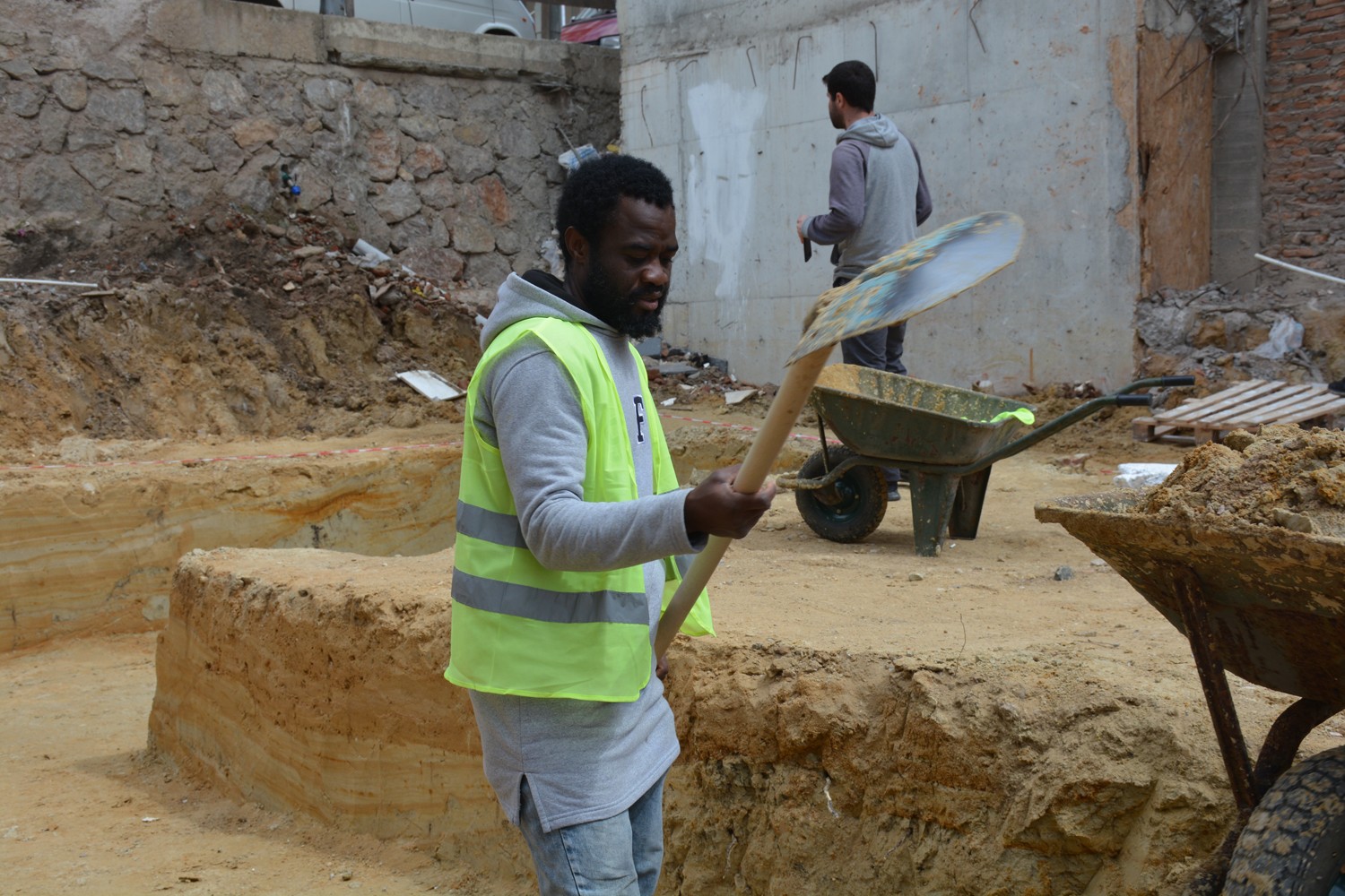 Futbol için ülkesini terk eden Kamerunlu, gündelik işlerde çalışıyor