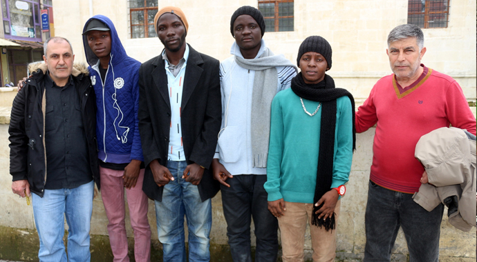 Profesyonel futbolcu olacaklardı aç susuz ortada kaldılar