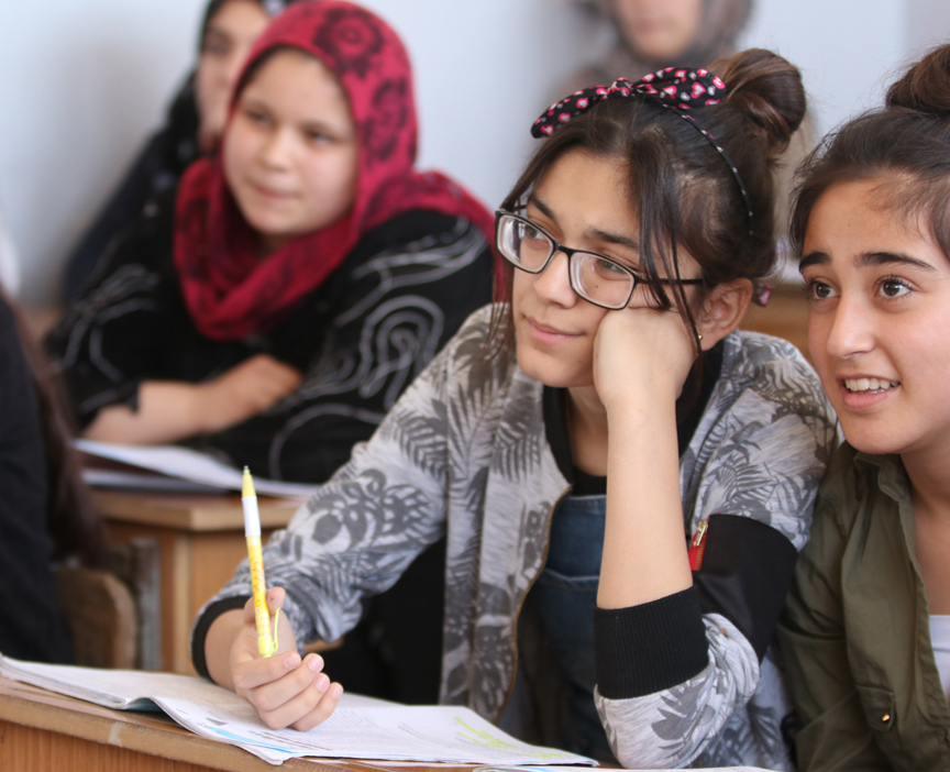 Afrin merkezinde teröristlerin durdurduğu eğitim yeniden başladı