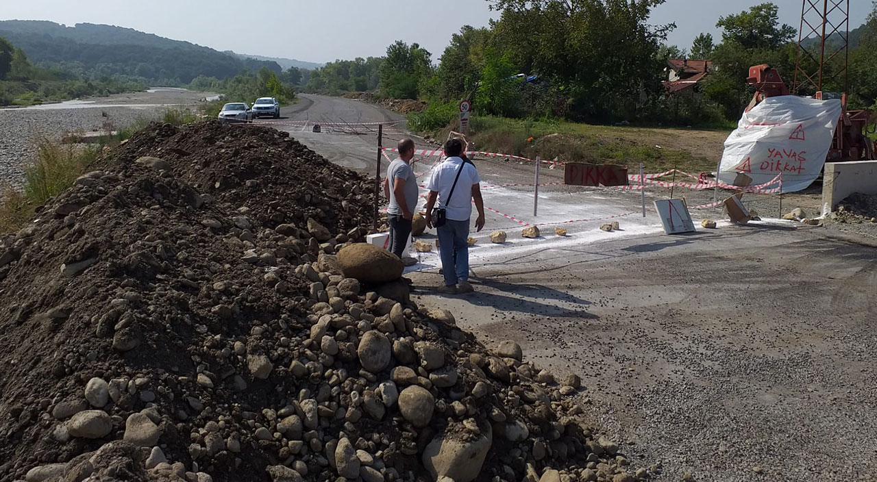 Arazisindeki elektrik direğinden kurtulamayan adam, yolu kapattı!