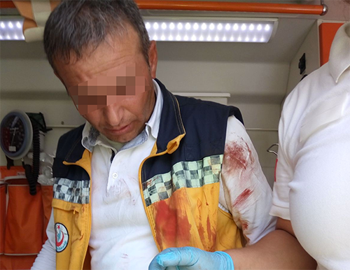 Kazada ağır yaralanan şahıs 112 ekibine saldırdı