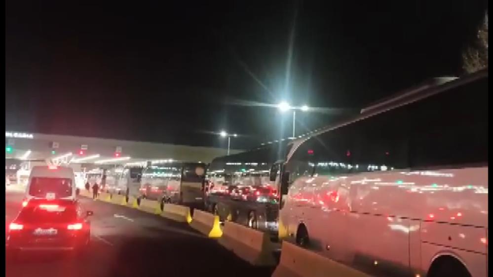 Türk gurbetçileri taşıyan onlarca otobüs sınır kapısında saatlerce bekletildi