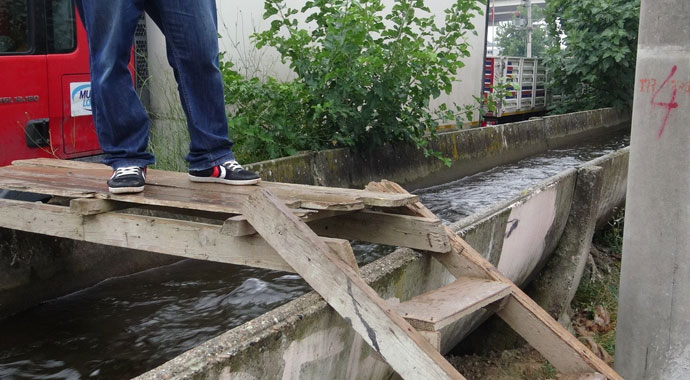 Laz fıkrası gibi...Su kanalından geçerek apartmanlarına giriyorlar