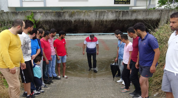 Laz fıkrası gibi...Su kanalından geçerek apartmanlarına giriyorlar