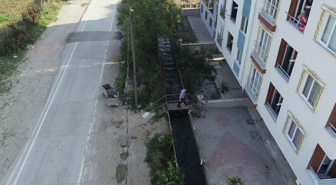 Laz fıkrası gibi...Su kanalından geçerek apartmanlarına giriyorlar