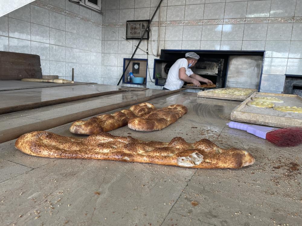 Fırın ustaları yaklaşık 200 derecelik fırın karşısında oruç tutuyorlar