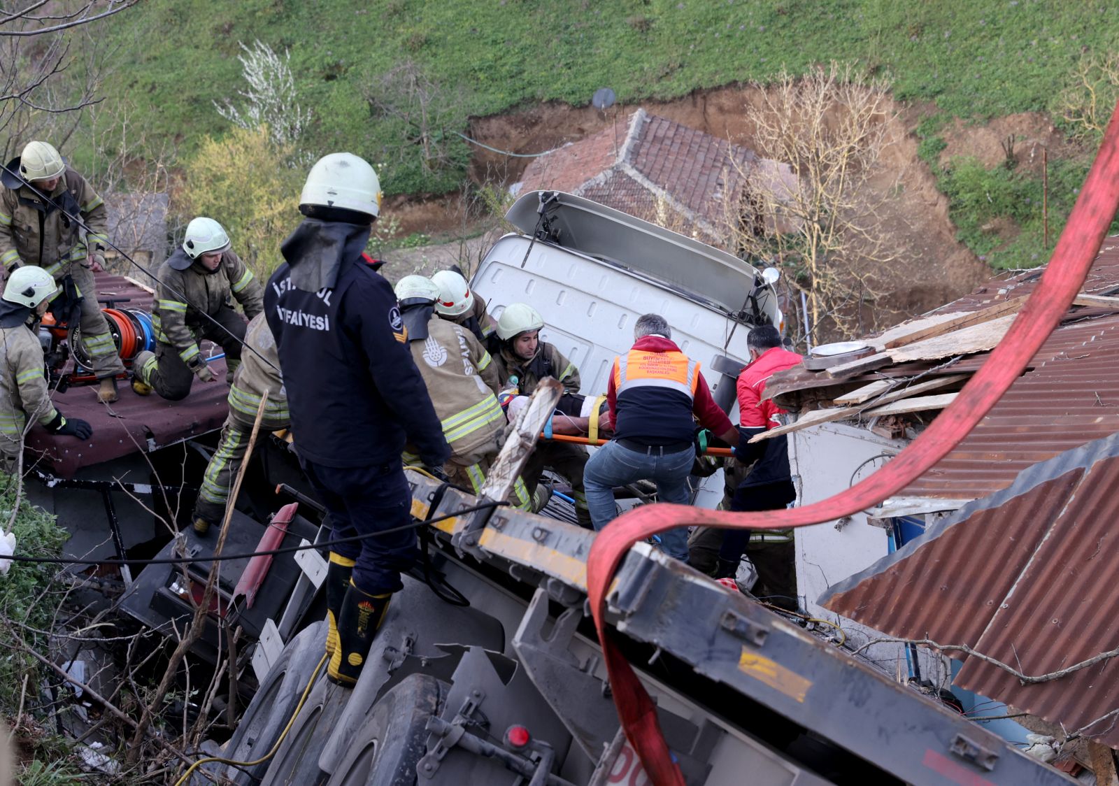 Sarıyer'de gecekondunun üstüne tır düştü, çok sayıda yaralı var