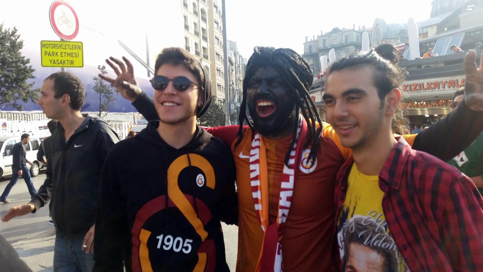 Galatasaraylıların Gomis çılgınlığı