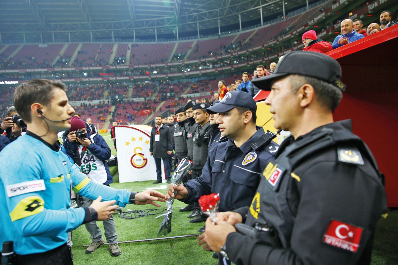 TT Arena'da polise müthiş destek vardı, duygusal anlar yaşandı
