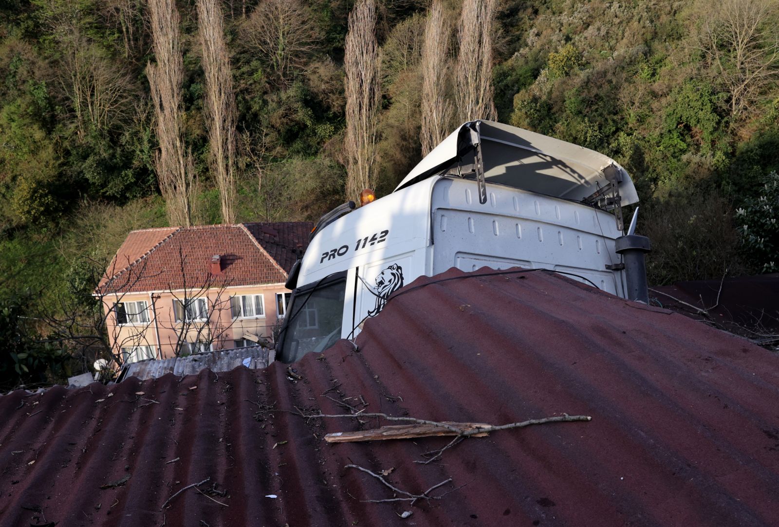 Sarıyer'de gecekondunun üstüne tır düştü, çok sayıda yaralı var