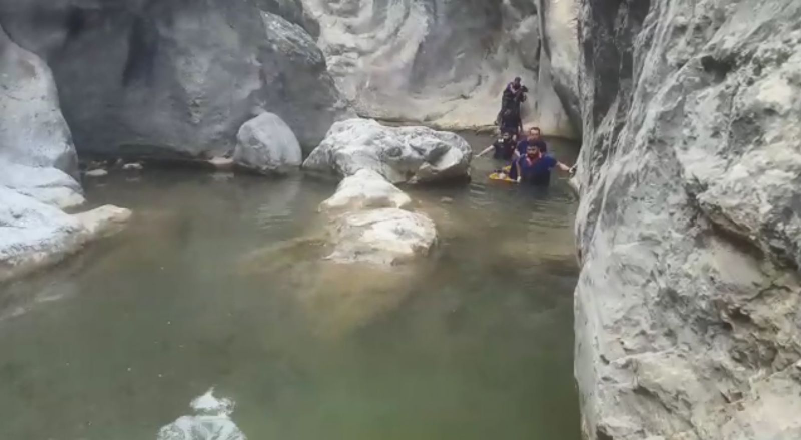 Gölete balıklama atladı, başını kayalıklara çarparak öldü