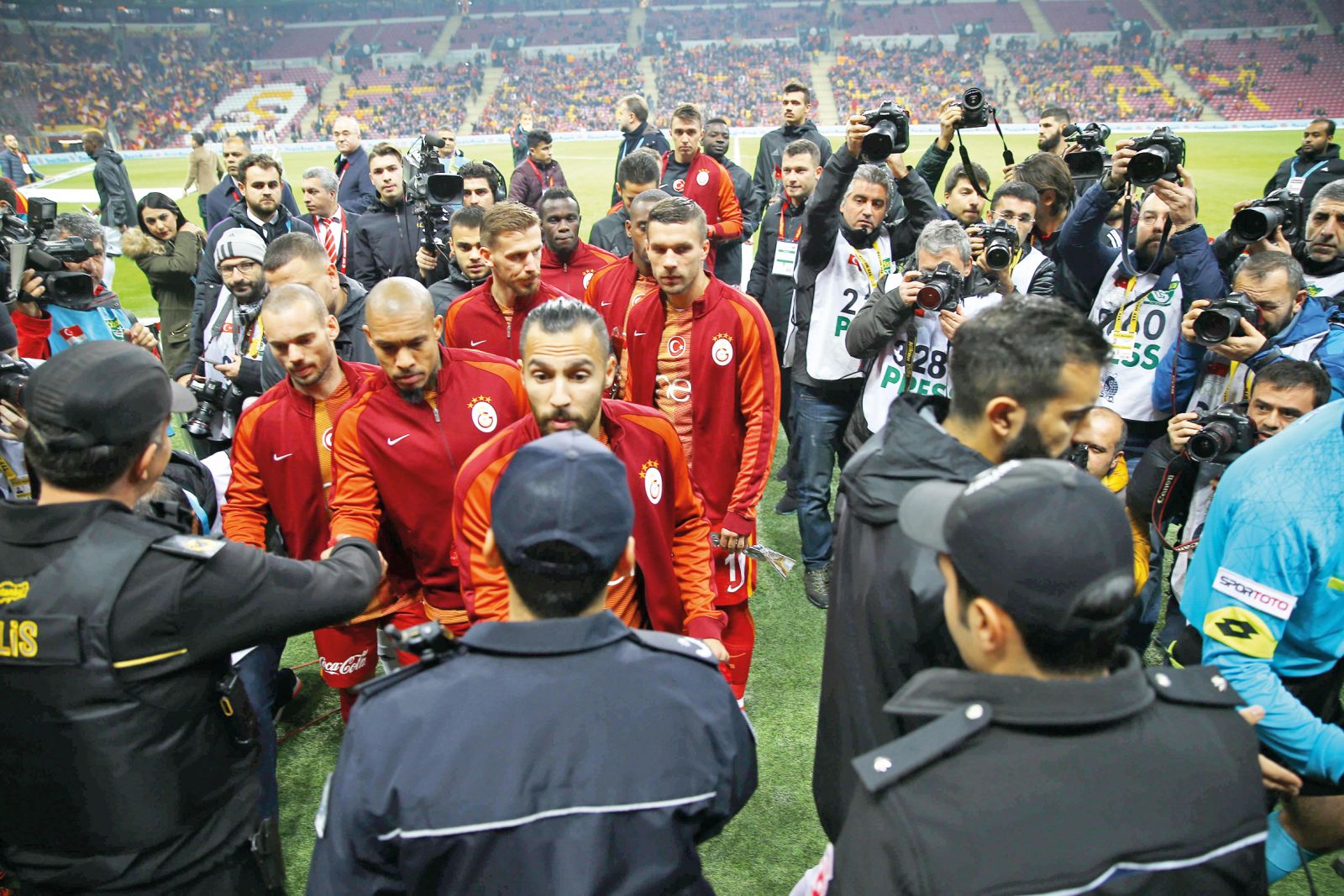 TT Arena'da polise müthiş destek vardı, duygusal anlar yaşandı
