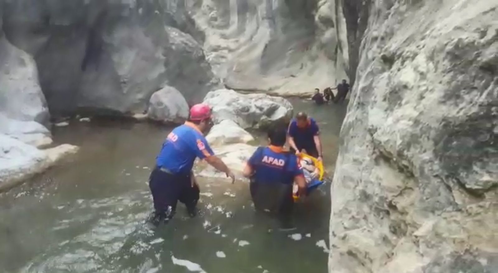 Gölete balıklama atladı, başını kayalıklara çarparak öldü