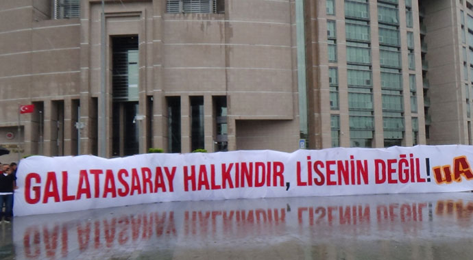 Galatasaray taraftarı kritik dava öncesi adliyeye akın etti