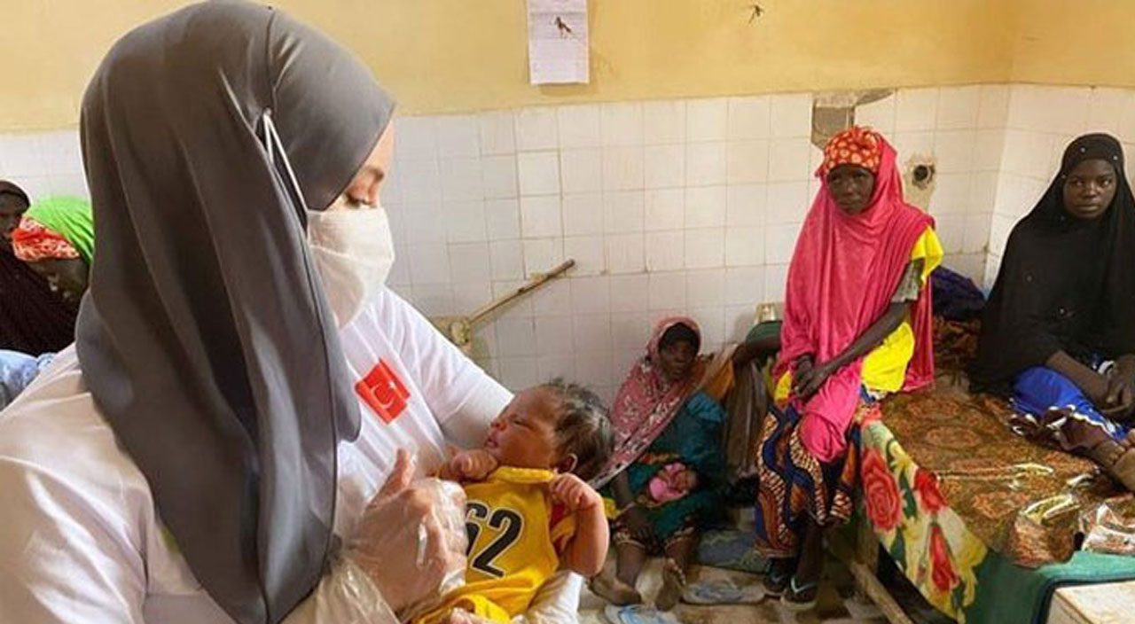 Gamze Özçelik, Afrika ülkesi Nijer'de bebeklerin yardımına koştu