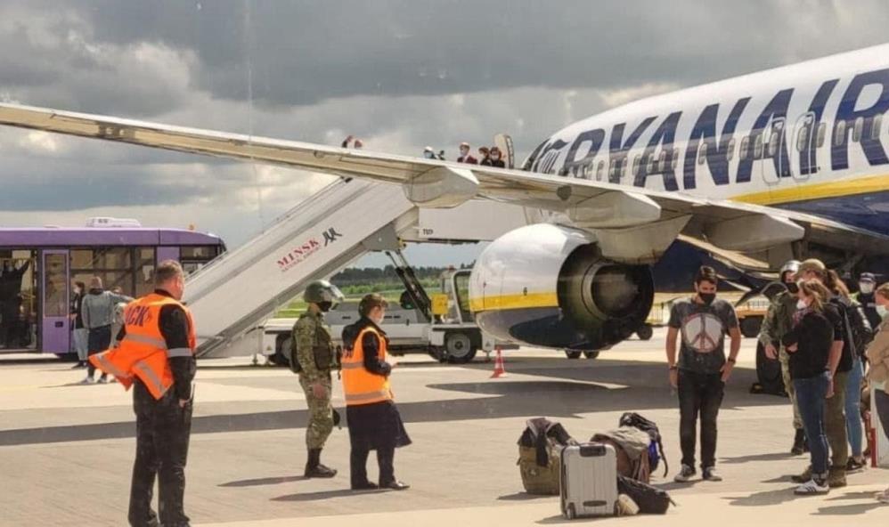 Belarus, yolcu uçağını durdurup muhalif gazeteciyi gözaltına aldı