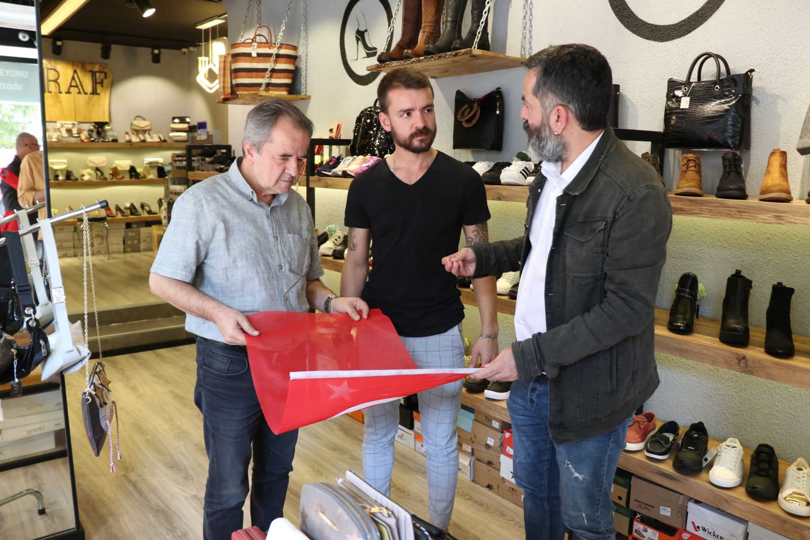 Gazeteciler, Barış Pınarı Harekatı’na destek için esnafa Türk bayrağı dağıttı