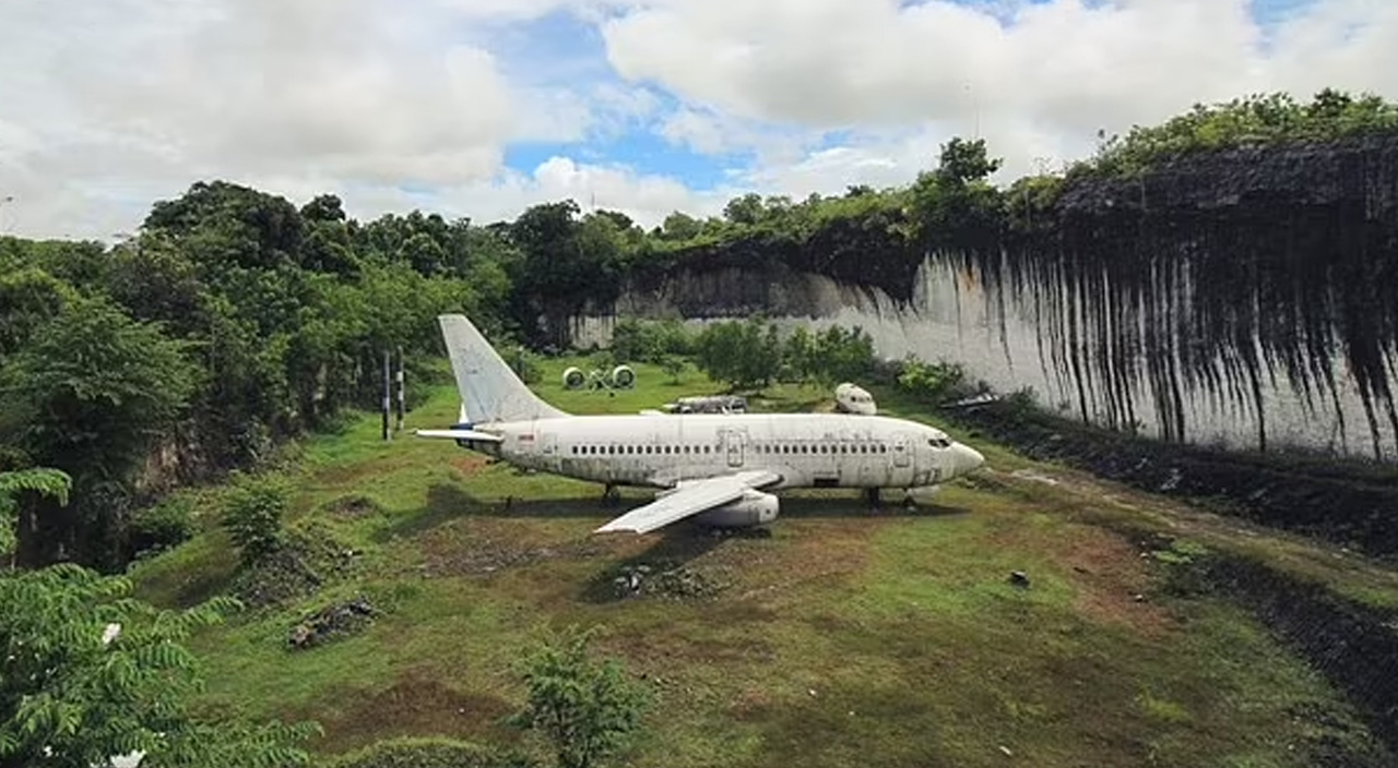 Endonezya'da gizem: Boeing 737 bu araziye nasıl geldi?