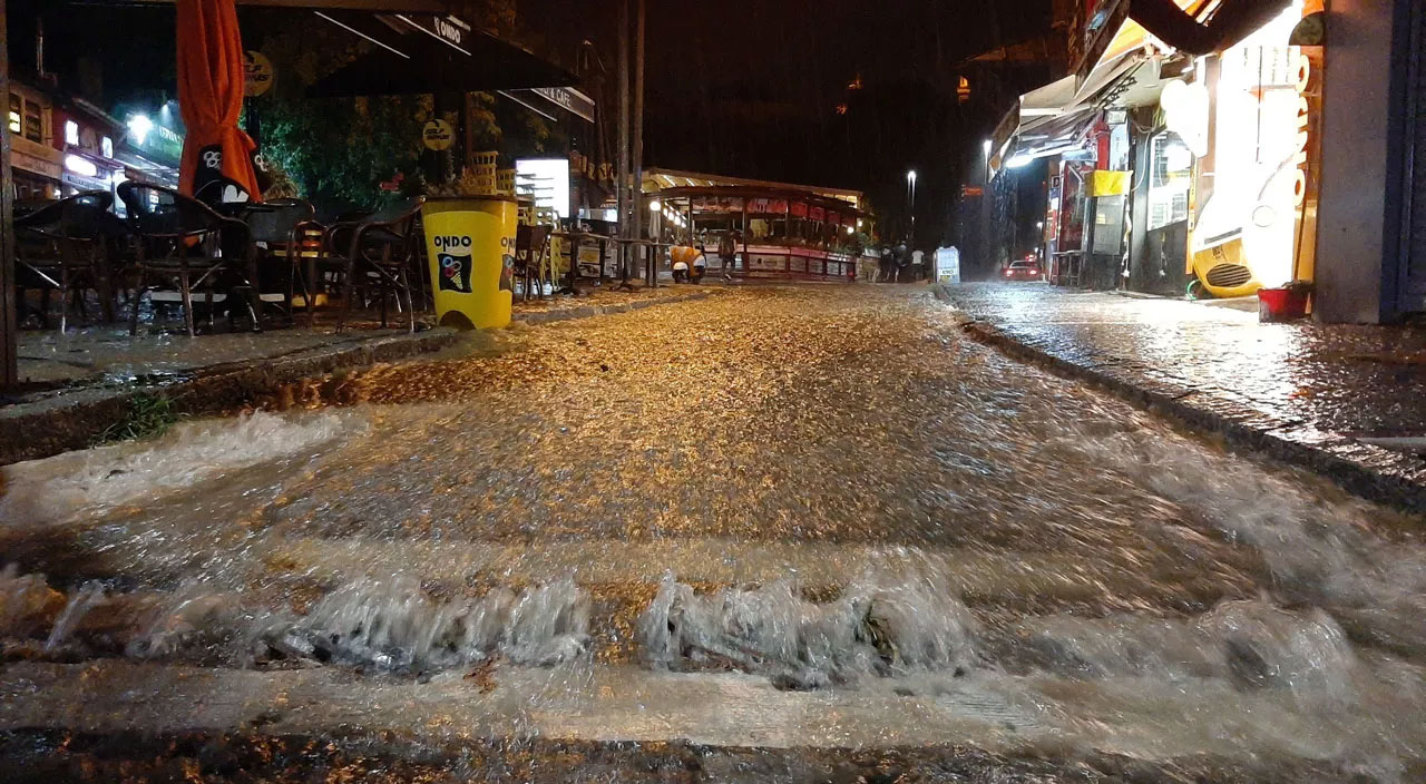 Edirne'de yaz ortası yağan şiddetli yağış nedeniyle bebekli aile mahsur kaldı: Devreye AFAD girdi Edirne'de yaz ortası yağan şiddetli yağış nedeniyle bebekli aile mahsur kaldı: Devreye AFAD girdi