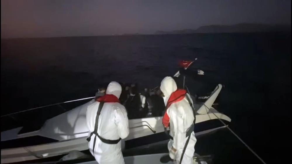 Türk karasularına geri itilen 40 düzensiz göçmen kurtarıldı