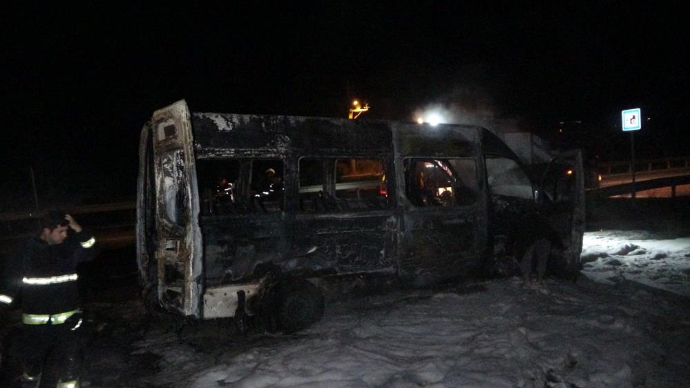 Turist almaya giden tur minibüsü bir anda alev topuna döndü