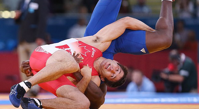 Karma dövüş sporcusunun maç sırasında parmağı koptu