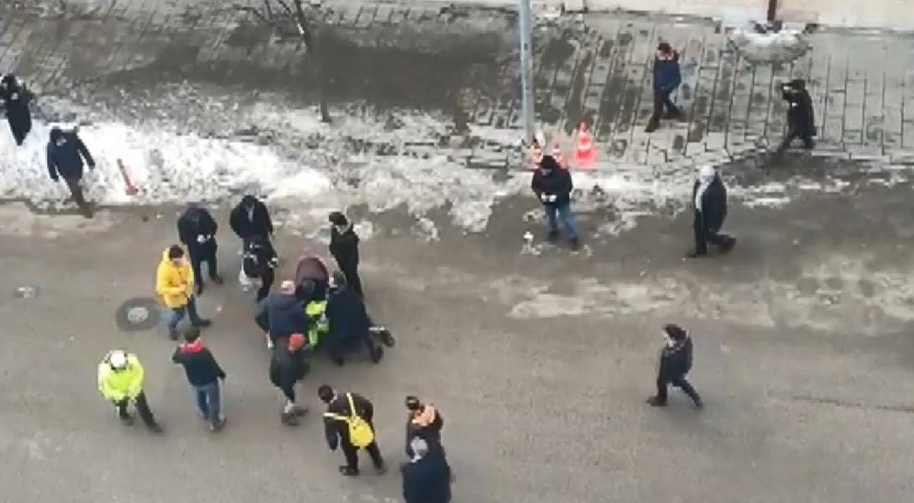 Erzurum’da taksici aracını bağlamak isteyen polisi metrelerce sürükledi