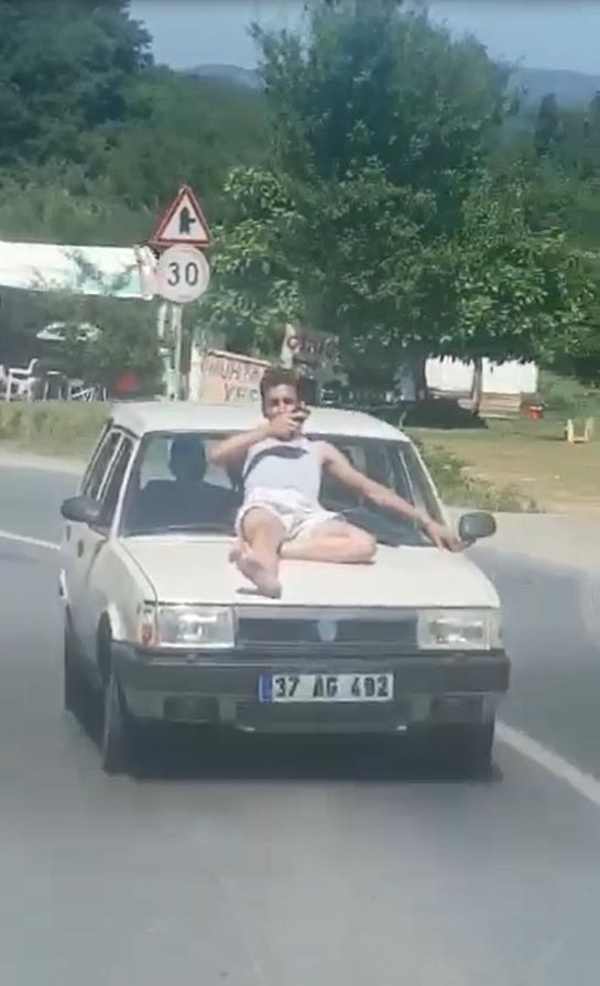 Otomobilin üzerinde tehlikeli yolculuk
