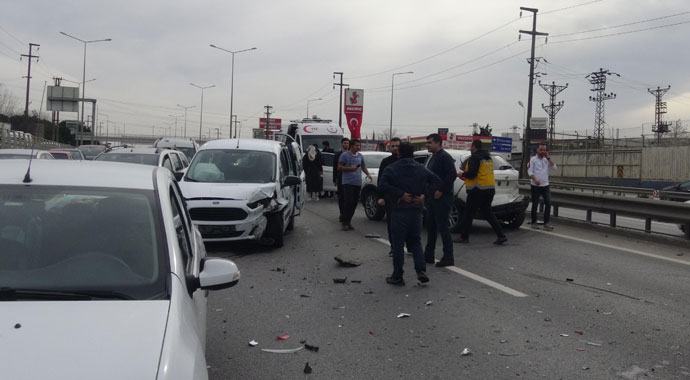 Gebze'de 6 araç çarpıştı: 5 yaralı