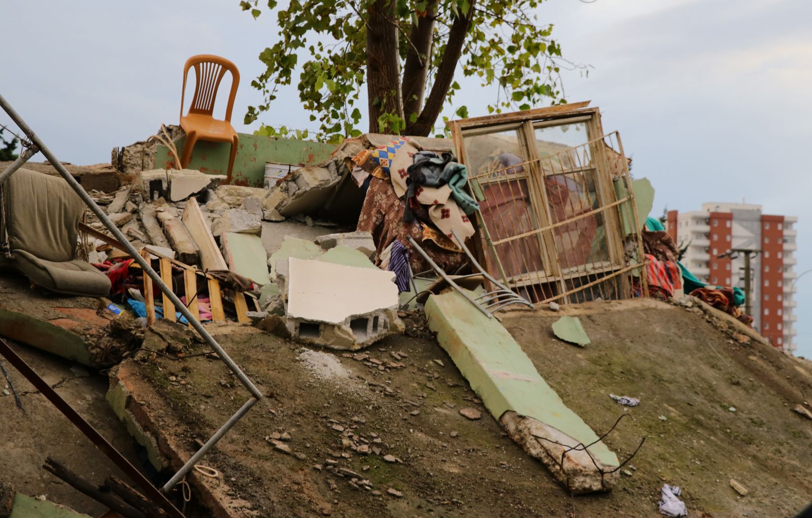 Sağanak yağış gecekonduyu yıktı
