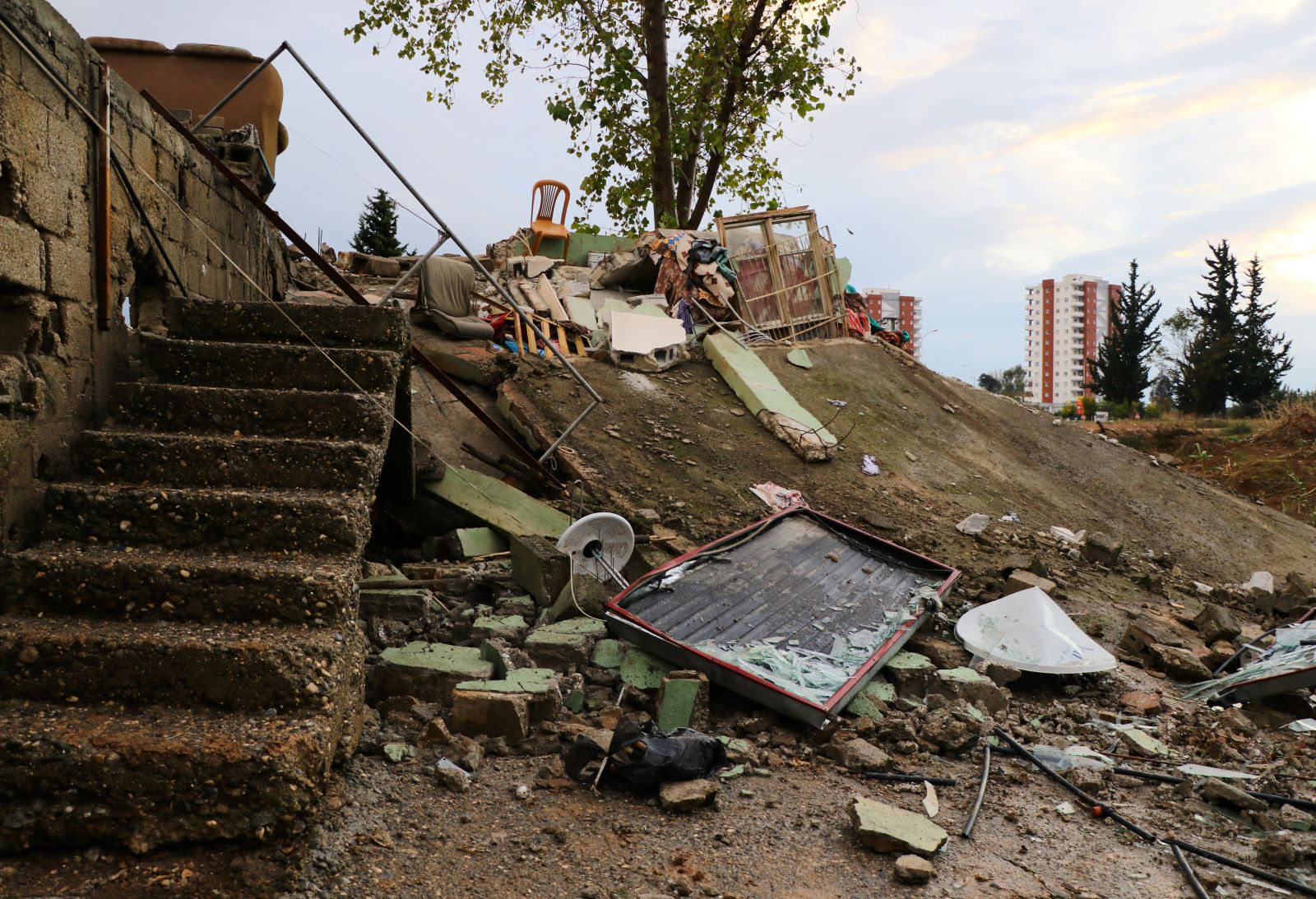 Sağanak yağış gecekonduyu yıktı