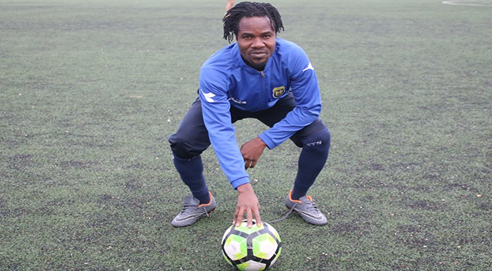 Gediz’de Afrikalı futbolcular ilgi odağı oldu