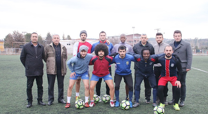 Gediz’de Afrikalı futbolcular ilgi odağı oldu