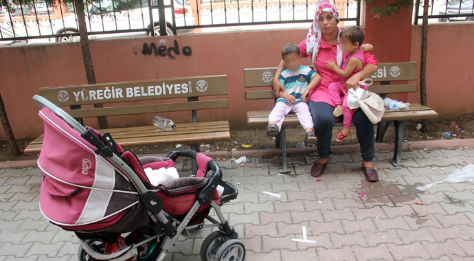 Çocuk gelini kocası iki çocuğuyla birlikte sokağa attı