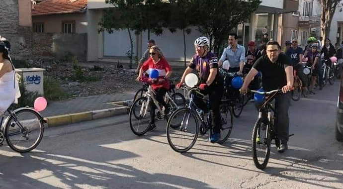 Gelin ile damattan bisikletli düğün konvoyu