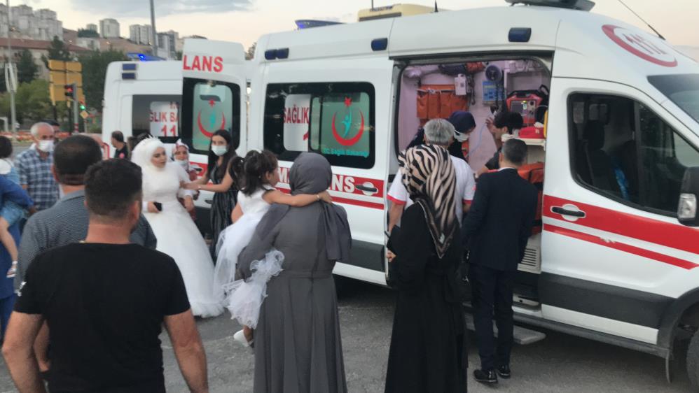 Düğününü bırakıp kaza yapan teyzesine koştu