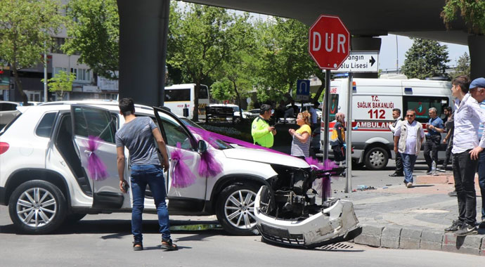 Gelin almaya giden cip, otomobile çarptı: Damatla beraber 5 yaralı