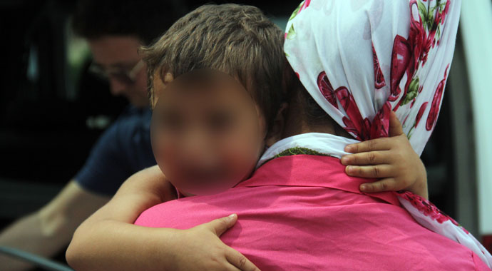 Çocuk gelini kocası iki çocuğuyla birlikte sokağa attı