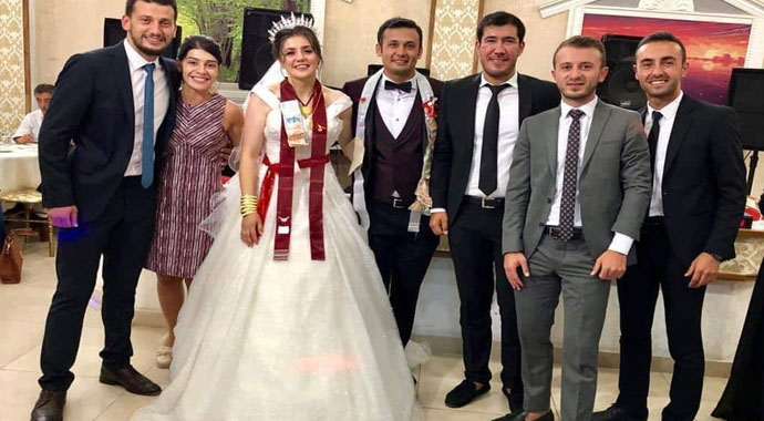 Gelin ve damada kelepçe taktılar
