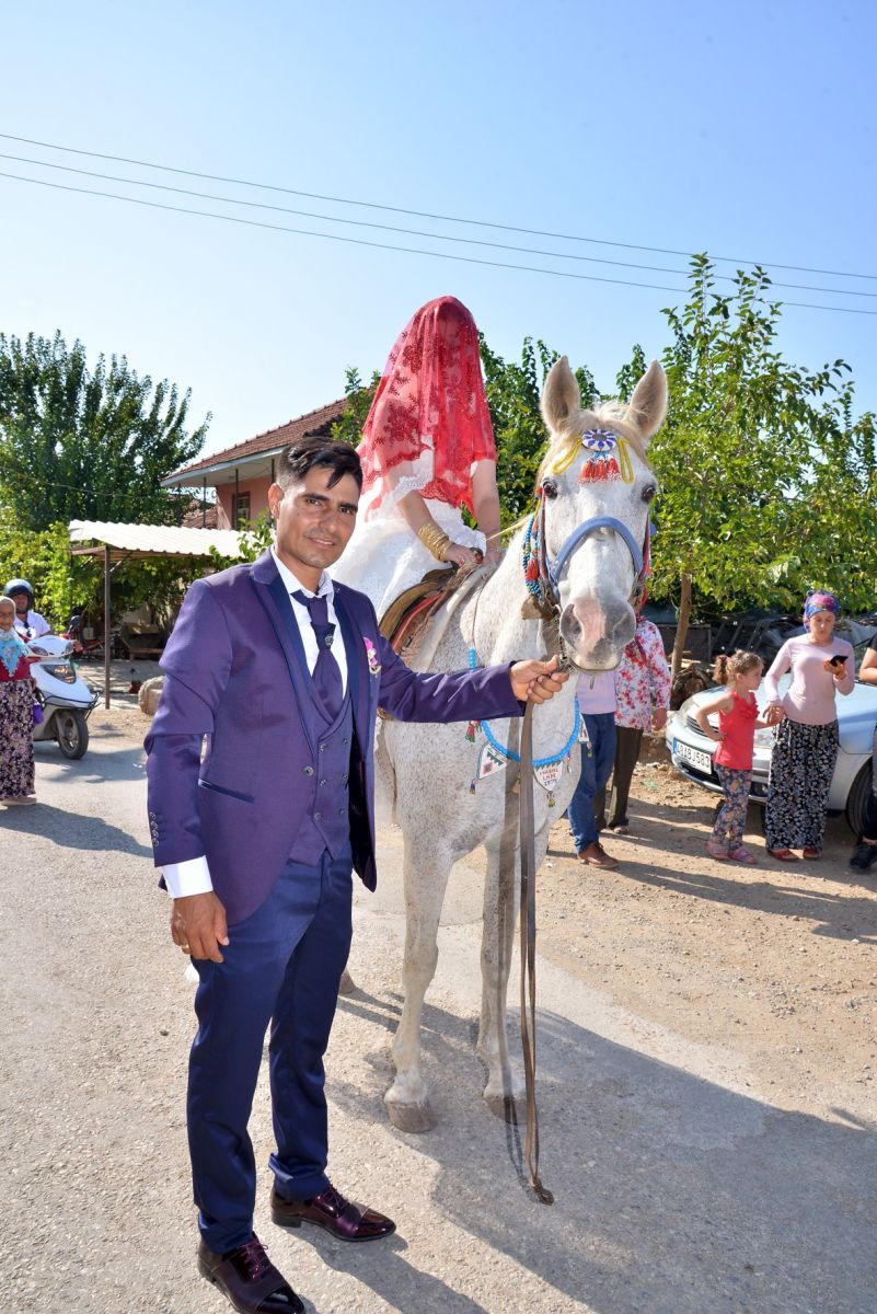 Gelin arabasına değil ata bindiler