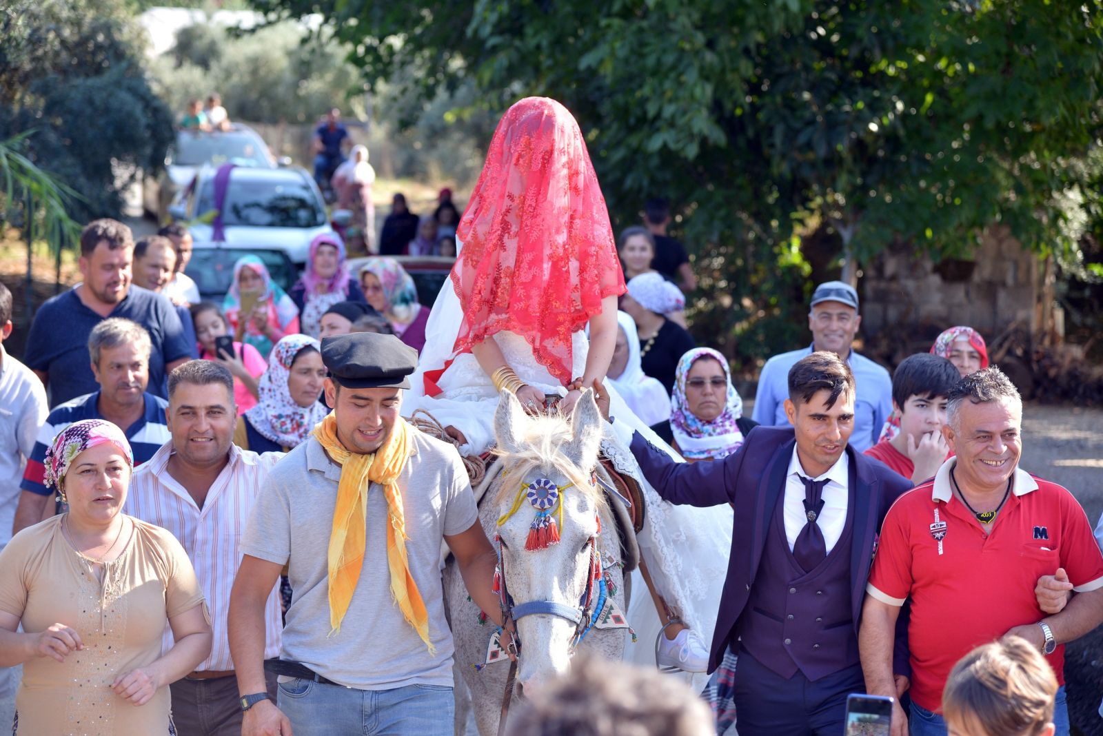 Gelin arabasına değil ata bindiler