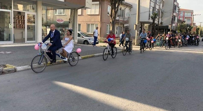 Gelin ile damattan bisikletli düğün konvoyu