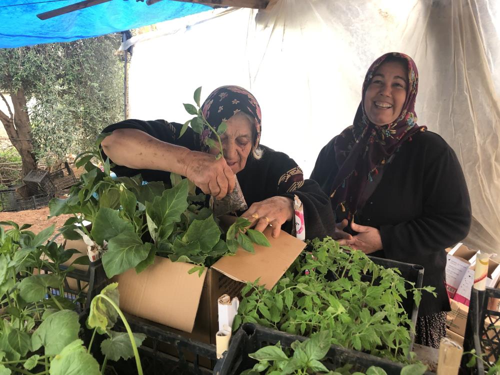 Gelin kaynana el ele verdi, birlikte üretip satıyor